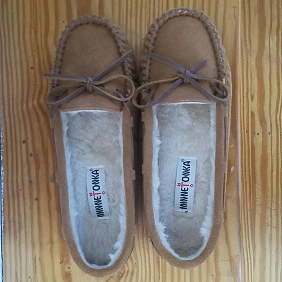 MinneTonka Slipper - Picture 2 of 2